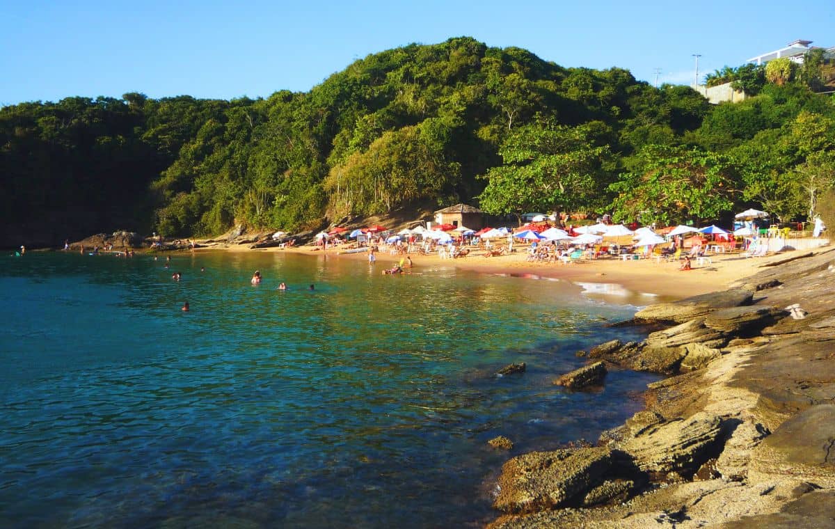 Praia João Fernandinho Foto tirada das pedras dad praia de joão fernandinho com vista para a praia em um dia ensolarado.